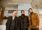 Auf falscher Fährte: Adam Goldberg als Mr. Numbers (M.), Russell Harvard als Mr. Wrench (r.)