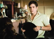 Begegnung im Café: Hannah Herzsprung als Marie (von hinten), Daniel Brühl als David