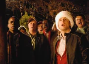 Mordsschreck beim Weihnachtssingen: Dulé Hill als Burton «Gus» Guster (l.), Corbin Bernsen als Henry Spencer (3.v.l.), Ernie Hudson als William Guster (5.v.l.), James Roday als Shawn Spencer (2.v.r.)