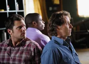 Gefesselte Schatzjäger: James Roday als Shawn Spencer, Dulé Hill als Burton «Gus» Guster, Steven Weber als Onkel Jack