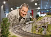 Moderator Frank Baumann vor der Modelleisenbahn-Anlage
