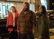 Letzte Vorbereitungen vor dem Sturm: Jean Smart als Floyd Gerhardt, Angus Sampson als Bear Gerhardt, Zahn McClarnon als Hanzee Dent