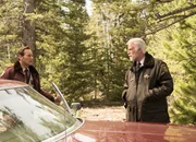 Finden Hinweise im Wald: Patrick Wilson als Lou Solverson, Ted Danson als Hank Larsson