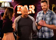 Eddie hat Liebeskummer: Susannah Fielding als Brooke, Chris Williams als Eddie, Joel McHale als Jack