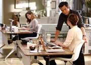 Bei der Arbeit: Jay Hayden als Danny Yoon, Elvy Yost als Sophie Novak