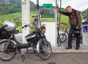 Daniel Ziegler und Simon Enzler beim Tanken in Vorderthal