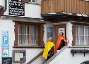 Simon Enzler und Daniel Ziegler suchen eine Übernachtungsmöglichkeit in Willerzell