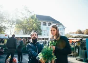 Gastronomin Laura Schälchli kauft mit Andi Rohrer auf dem Markt ein
