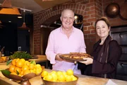 Rick Stein - Von San Francisco nach Yucatan
Folge 1 - 7
Rick Stein mit der kalifornischen Köchin Alice Waters
SRF/BBC/Denham Productions 2017