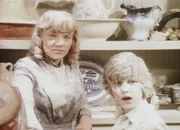 Die Suche nach Fingerabdrücken findet für Nellie (Alison Arngrim, l.) und Willie (Jonathan Gilbert, r.) ein baldiges Ende. Denn die Kinder haben aus Versehen den Mehlsack vom Regal geworfen.