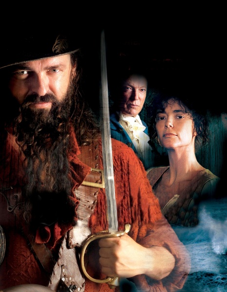 (v.l.) Blackbeard (Angus Macfadyen), Governor Charles Eden (Richard Chamberlain) und Sally Dunbar (Rachel Ward)