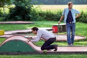 Familienbande 2: Wettbewerb zwischen Bastian und Bruder Hagen auf dem Minigolfplatz.