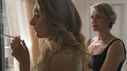 Als Lina (Stine Gyldenkerne, l.), beobachtet, wie Gustav und Anne (Trine Dyrholm) sich k&uuml;ssen, stellt sie ihre Schwester zur Rede.