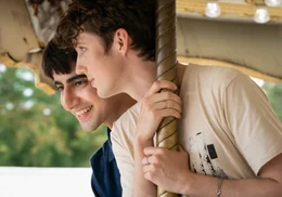 Estha (Viveik Kalra, l.) und Caleb (Troye Sivan)