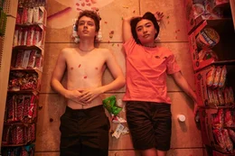 Caleb (Troye Sivan, l.) und Dara (Brianne Tju)