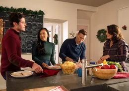 V.l.: Hugo Spencer (Ben Lewis), Madelyn McKay (Ellen Wong), Aiden Spencer (Chad Connell), Kate Spencer (Fran Drescher)