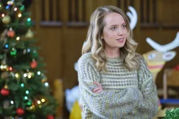 Dee Dee Paretti (Megan Park)