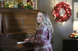 Dee Dee Paretti (Megan Park)
