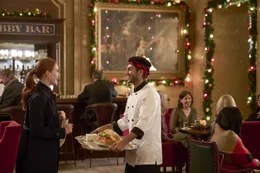 Madelaine Petsch und Mena Massoud in "Weihnachten im Hotel Fontaine" Madelaine Petsch und Mena Massoud in "Weihnachten im Hotel Fontaine"