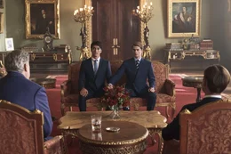 Alex Claremont-Diaz (Taylor Zakhar Perez, l.) und Prinz Henry (Nicholas Galitzine)