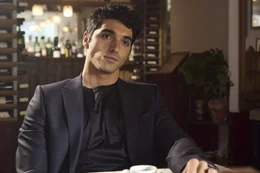 Alex Claremont-Diaz (Taylor Zakhar Perez)