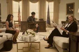 V. l.: Zahra Bankston (Sarah Shahi), Alex Claremont-Diaz (Taylor Zakhar Perez) und President Ellen Claremont (Uma Thurman)