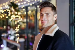 Luke (Andrew Walker) ist Feuerwehrmann und findet bei der Arbeit unverhofft ein Baby.