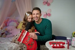 Sam (Jonathan Bennett) soll auf Dania (Mila Morgan) aufpassen.