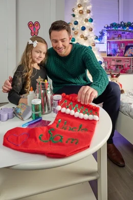 Sam (Jonathan Bennett) soll auf Dania (Mila Morgan) aufpassen.