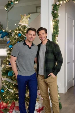 W&auml;hrend Jason (George Krissa, re.) Sam (Jonathan Bennett) beim Babysitten unterst&uuml;tzt entwickelt sich zwischen beiden eine unerwartete Romanze.