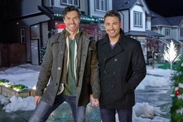 W&auml;hrend Jason (George Krissa, li.) Sam (Jonathan Bennett) beim Babysitten unterst&uuml;tzt, entwickelt sich zwischen beiden eine unerwartete Romanze.