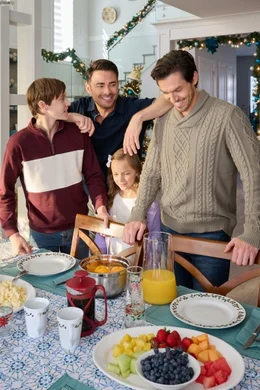 Jason (George Krissa, re.) und Sam (Jonathan Bennett, 2. v. li.) k&uuml;mmern sich liebevoll um Miles (Everett Andres) und die kleine Dania (Mila Morgan).
