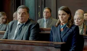 Anthony (Steve Schirripa) und Erin staunen