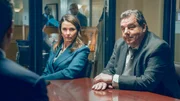 Erin und ihr Ermittler Anthony (Steve Schirripo) wollen helfen