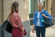 Erin (Bridget Moynahan, l.) trifft Deanne (Amanda Kloots)