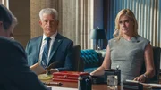 Garrett Moore und Abigail Baker (Abigail Hawk) hören zu