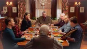 Garrett Moore (Gregory Jbara, 3.v.r.) isst mit der Familie