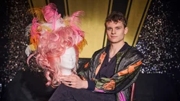 Johannes Hegemann verwandelt sich von Oliver Kn&ouml;bel zur Drag-Queen Olivia Jones.