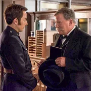 George Crabtree (Jonny Harris, l.) und Mark Twain (William Shatner) finden einen Draht zueinander