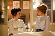 Dr. Emily Grace (Georgina Reilly, l.) sucht Rat bei Dr. Julia Ogden (Helene Joy)