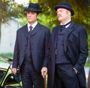 Detective William Murdoch (Yannick Bisson, l.) ber&auml;t sich mit Inspector Thomas Brackenreid (Thomas Craig)