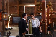 William Murdoch (Yannick Bisson, l.) und James Pendrick (Peter Stebbings) sprechen &uuml;ber die Rakete