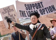 Carrie Nation (Valerie Buhagiar) peitscht radikale Freunde auf