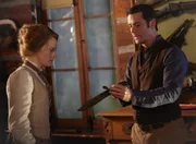 William (Yannick Bisson) zeigt Winifred (Alex Paxton-Beesley) eine verd&auml;chtige Waffe