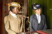 Dr. Julia Ogden (Helene Joy) f&ouml;rdert Rebecca James (Mouna Traor&eacute;, l.)