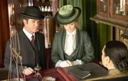 William (Yannick Bisson) und Julia (Helene Joy, M.) befragen Ling Lawrence (Leeah Wong)