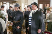 In der Bank staunen (v.l.) George (Jonny Harris), Henry (Lachlan Murdoch) und Thomas (Thomas Craig)