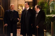 Thomas (Thomas Craig, l.) vertraut Constable Jackson (Kristian Bruun, M.) und Constable Higgins (Laclan Murdoch)