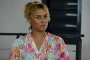 Kelly Herbert (Tala Gouveia) macht sich verdächtig