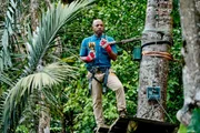 DI Mervin Wilson (Don Gilet) überprüft die Seilrutsche